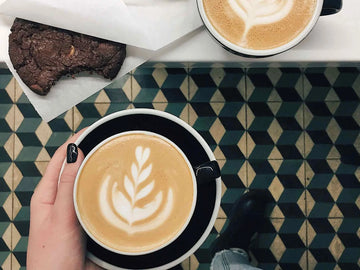 Ecco perché fare la colazione tardi potrebbe essere la scelta migliore per la tua salute e il tuo benessere con specialty coffee e Cookies.