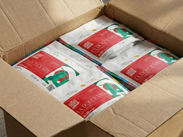 Packaged Miscela Specialty Dolce Vita 100% Arabica coffee subscription box with sweet and fruity flavor notes