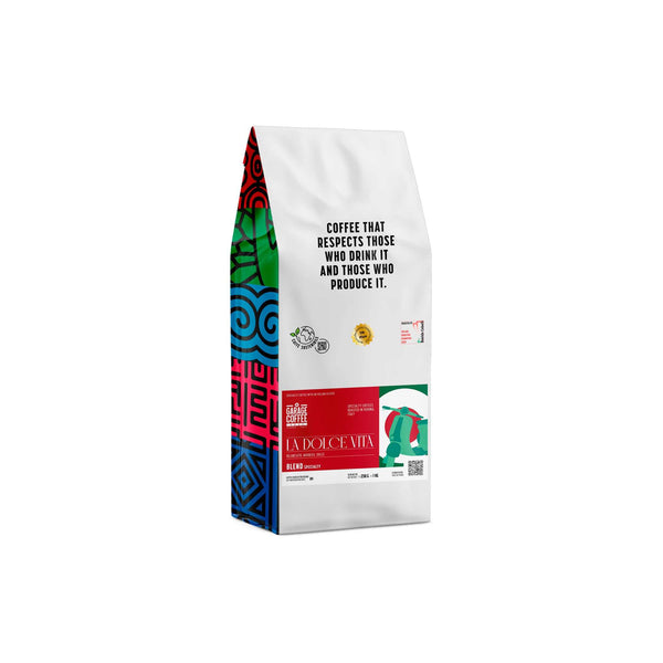 Un blend specialty 100% Arabica pensato per essere equilibrato e facilissimo da amare: morbido e avvolgente, a bassa acidità, con corpo pieno e una persistenza pulitMiscela di Caffè