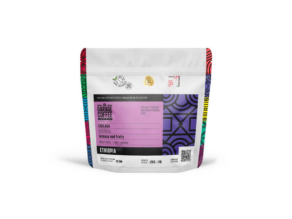 Tazza di Caffè Specialty Etiopia Bombe Chilaga Naturale con note di prugna secca, violetta e frutta matura
