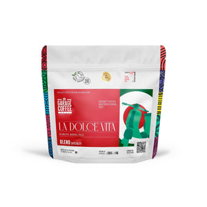 Un blend specialty 100% Arabica pensato per essere equilibrato e facilissimo da amare: morbido e avvolgente, a bassa acidità, con corpo pieno e una persistenza pulitMiscela di Caffè