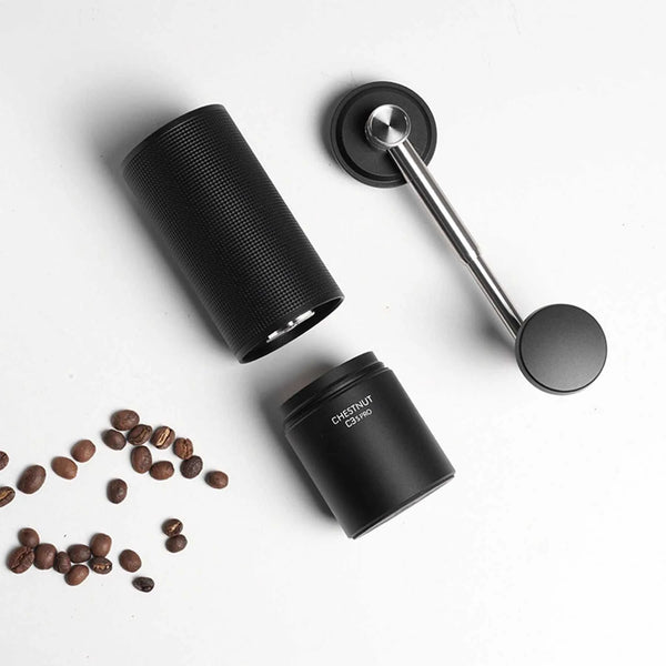 Macinacaffè Manuale - Timemore C3S Pro con chicchi di caffè artigianale di Garage Coffee Bros.