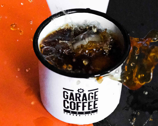 Caffè Cold Brew in tazza Garage Coffee Bros su sfondo arancione e nero - miscela specialty
