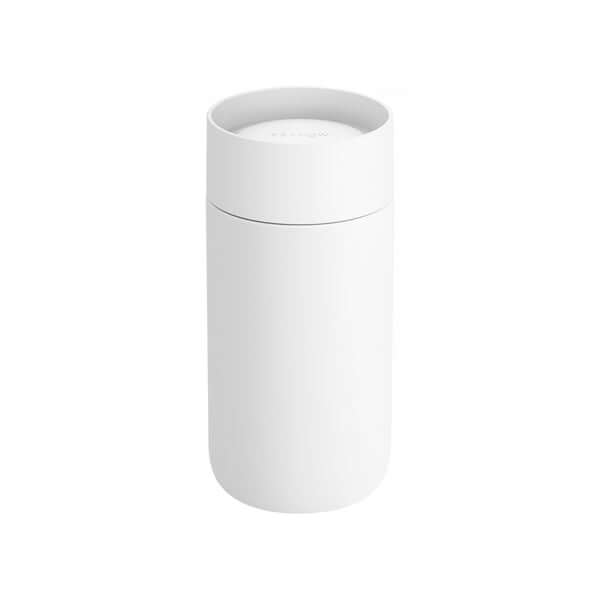 Carter Move Mug 360° Sip Lid è una straordinaria tazza Mug isolata di Fellow. È funzionale e ha un design accattivante. Una scelta perfetta per chi vuole un prodottoFellow Carter Move