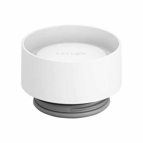 Carter Move Mug 360° Sip Lid è una straordinaria tazza Mug isolata di Fellow. È funzionale e ha un design accattivante. Una scelta perfetta per chi vuole un prodottoFellow Carter Move