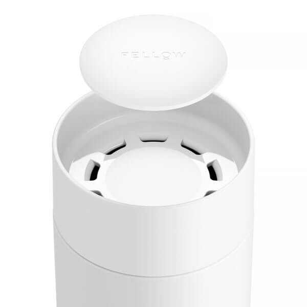Carter Move Mug 360° Sip Lid è una straordinaria tazza Mug isolata di Fellow. È funzionale e ha un design accattivante. Una scelta perfetta per chi vuole un prodottoFellow Carter Move